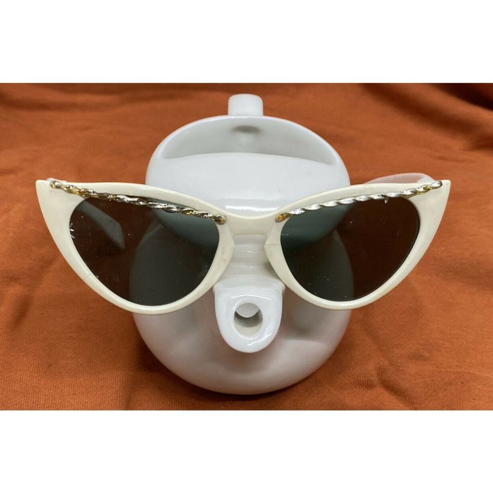 VINTAGE 1950s FG FOSTER GRANT SUNGLASSES WHITE RETRO ACCENTS OVER EYES BEAUTIFUL